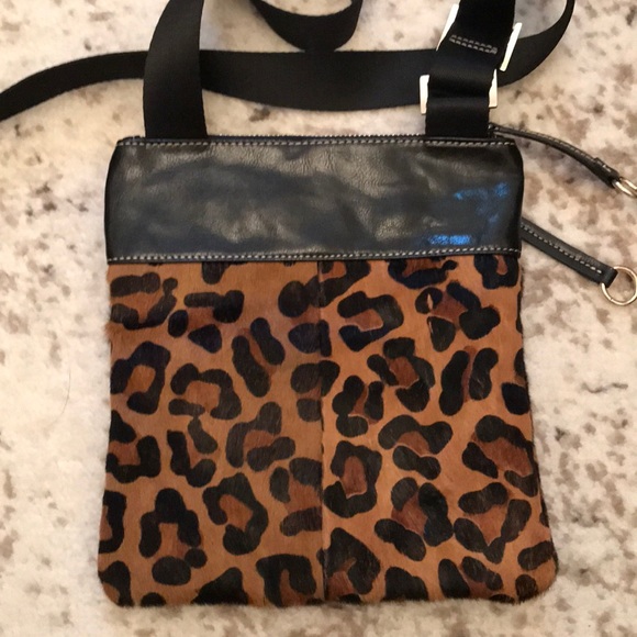 🌼 Aqua Madonna 🌼 leopard crossbody bag. - Picture 3 of 7